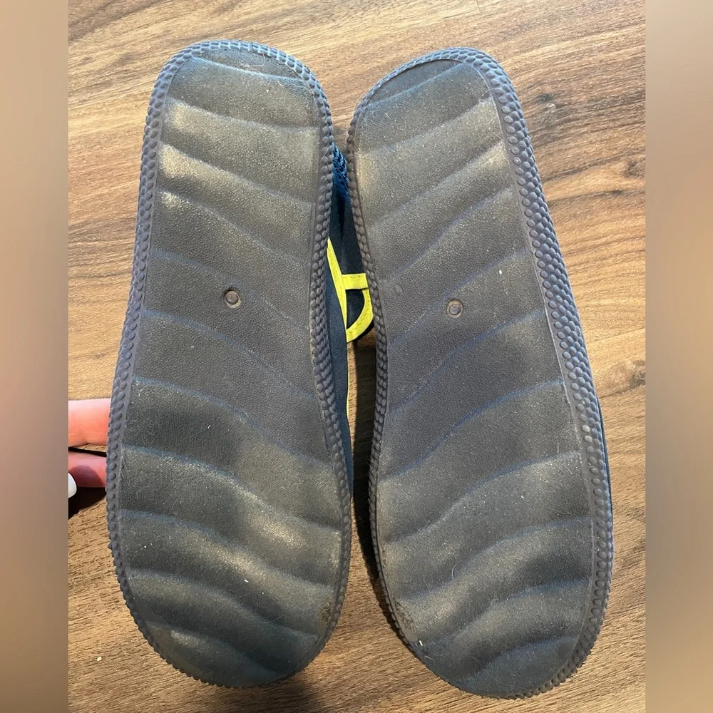 Everest youth size 6 water shoes. Navy/yellow.  Rubber toe, soft sole. Like new.